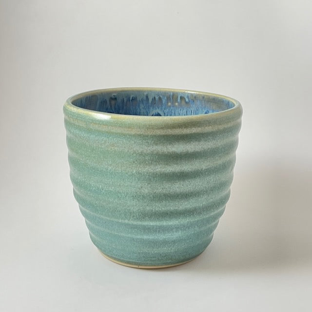 Medium cover pot with grooves