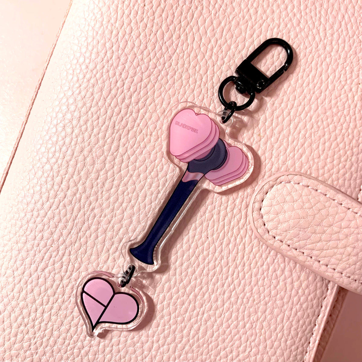 BLACKPINK Logo Lightstick Dangle Charm Acrylic Keychain — San José