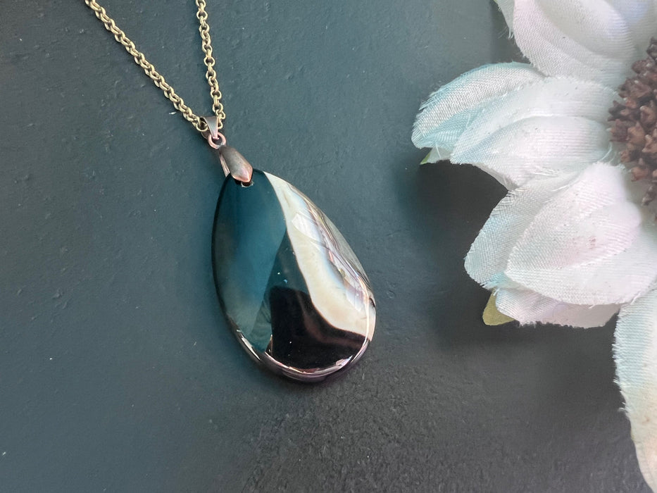 Banded agate pendant , gifts for her, layering necklace, antique bronze chain, natural stone pendant